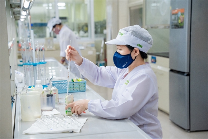 Từ “nâng tầm” đến “kiến tạo”: Vinasoy mở rộng phát triển dinh dưỡng thực vật Việc làm chủ công nghệ chọn tạo giống cho phép Vinasoy chủ động tạo ra các giống đậu nành không biến đổi gen, tối ưu hàm lượng dinh dưỡng và các hoạt chất sinh học quý giá và phù hợp với từng vùng khí hậu của Việt Nam.