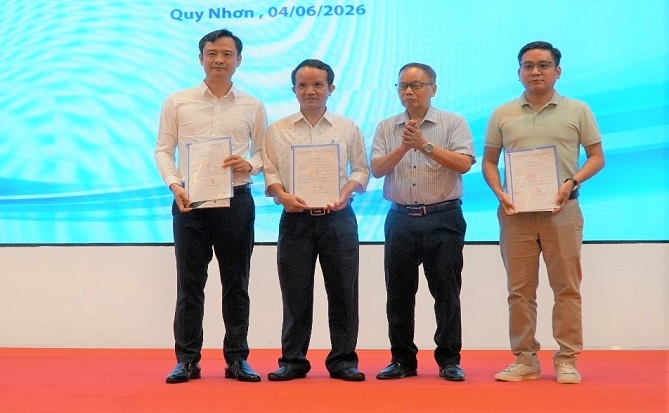 PGS.TS Nguyễn Hồng Tiến, Chủ tịch Hội CSVN Trao Quyết định kết nối hội viên tập thể cho các đơn vị là đại diện chính quyền đô thị cơ sở