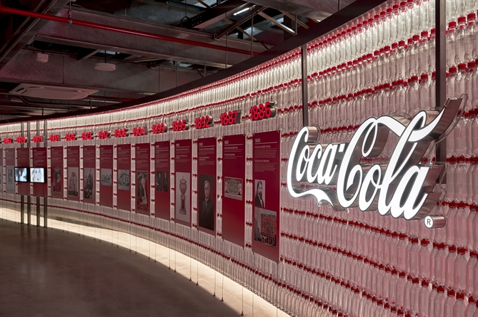 Dự án Bảo tàng Coca-Cola nhận Giải Vàng tại Giải thưởng Thiết kế Việt Nam VMARK 2026 dự án “Bảo tàng Coca-Cola” do Công ty Coca-Cola Việt Nam phối hợp cùng đơn vị tư vấn thiết kế The Lab Saigon thực hiện đã được vinh danh Giải Vàng ở hạng mục Thiết kế Không gian Công cộng Xuất sắc nhất (Interior Design Architecture – Best Public Space Design)