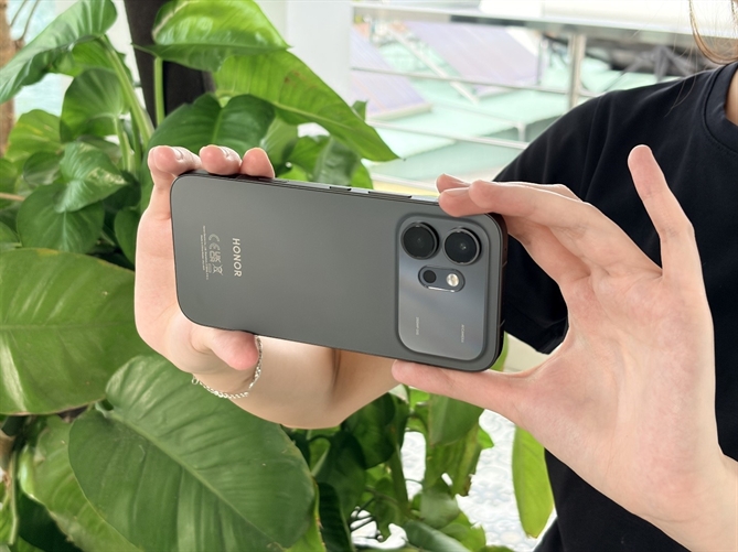 Biến ảnh tĩnh thành video: AI Imaging trở thành công cụ sáng tạo hằng ngày HONOR 600 series là chiếc smartphone giúp AI Imaging trở nên gần gũi hơn với người dùng hằng ngày: không cần kỹ năng dựng video phức tạp, vẫn có thể biến ảnh tĩnh thành câu chuyện ngắn, có chuyển động và cảm xúc.