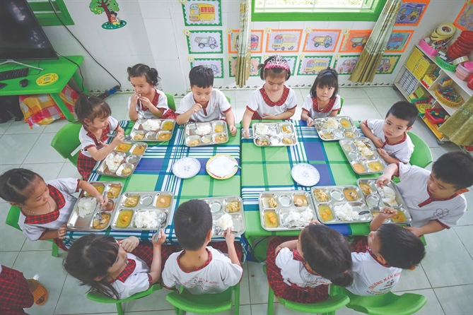 Tập đoàn TH cam kết đồng hành cùng Chính phủ hiện thực hóa mục tiêu tăng trưởng “2 con số” “Mô hình điểm bữa ăn học đường bảo đảm dinh dưỡng hợp lý kết hợp tăng cường hoạt động thể lực cho trẻ em, học sinh, sinh viên” đã được thực hiện tại 10 tỉnh thành, đại diện cho 5 vùng sinh thái lớn trên cả nước. Ảnh: Đinh Tùng