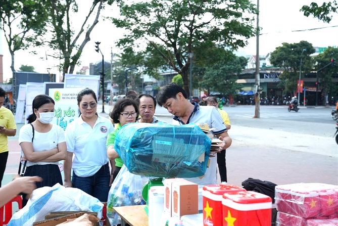 Chương trình “Đổi rác lấy quà” của Duy Tân thu hút người dân tại phường Bình Tân, TP.HCM