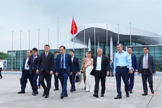 Thủ tướng Lê Minh Hưng lên đường dự Hội nghị Cấp cao ASEAN - Nga trên chuyến bay thương mại Vietjet Thủ tướng Chính phủ Lê Minh Hưng khởi hành từ sân bay Nội Bài, Hà Nội trên chuyến bay Vietjet đi Kazan, Liên bang Nga (Ảnh: Nguyễn Quang)