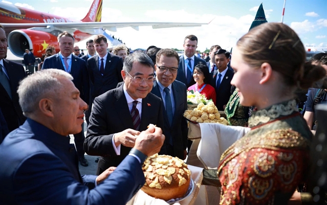 Thủ tướng Lê Minh Hưng lên đường dự Hội nghị Cấp cao ASEAN - Nga trên chuyến bay thương mại Vietjet Thủ tướng Chính phủ Lê Minh Hưng và đoàn đại biểu cấp cao Việt Nam tới sân bay quốc tế Kazan, Liên bang Nga chiều 16/6 giờ địa phương (tối cùng ngày theo giờ Hà Nội). (Ảnh: Nguyễn Quang)
