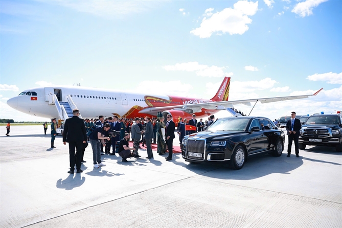 Thủ tướng Lê Minh Hưng lên đường dự Hội nghị Cấp cao ASEAN - Nga trên chuyến bay thương mại Vietjet Thủ tướng Chính phủ Lê Minh Hưng và đoàn đại biểu cấp cao Việt Nam tới sân bay quốc tế Kazan, Liên bang Nga chiều 16/6 giờ địa phương (tối cùng ngày theo giờ Hà Nội). (Ảnh: Nguyễn Quang)