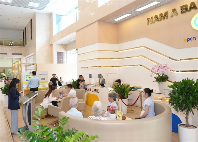 Nam A Bank lần thứ 3 liên tiếp vào Top 500 doanh nghiệp lớn nhất Đông Nam Á Khách hàng trải nghiệm không gian giao dịch hiện đại tại Nam A Bank