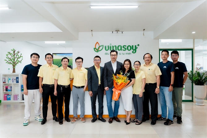Vinasoy và Renova Cloud Việt Nam tiên phong ứng dụng AI chấm hình ảnh trưng bày, thúc đẩy quản trị dữ liệu Dự án AI trên nền tảng AWS là một phần trong chiến lược chuyển đổi số và xây dựng năng lực quản trị dựa trên dữ liệu của Vinasoy.