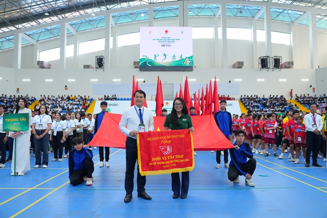 30 đoàn thể thao học sinh tranh tài tại Giải thể thao học sinh phổ thông toàn quốc Đại diện nhãn hàng Nestlé MILO và đại diện Bộ Giáo dục và Đào tại buổi lễ khai mạc Giải đấu