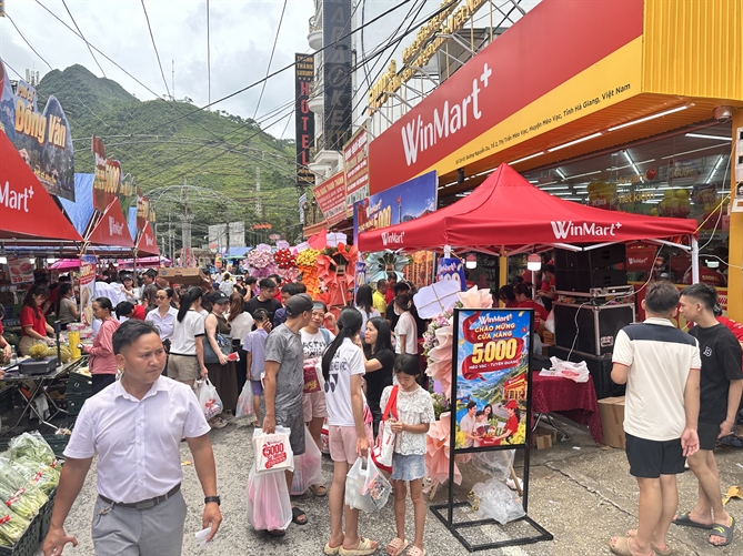 Không khí mua sắm sôi động tại cửa hàng WinMart+ thứ 5.000
