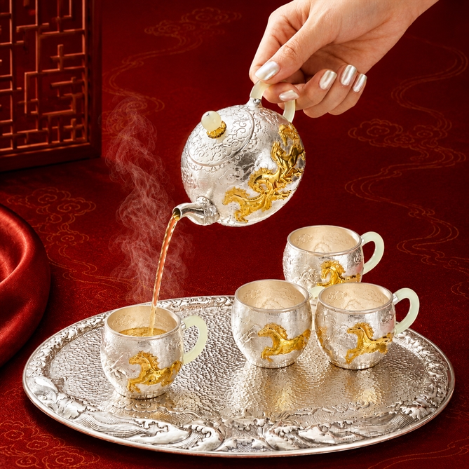 Bộ ấm trà có số lượng giới hạn, mang tính độc bản và giá trị sưu tầm trong phân khúc tặng phẩm nghệ thuật cao cấp. Ảnh: ARTA by PNJ.