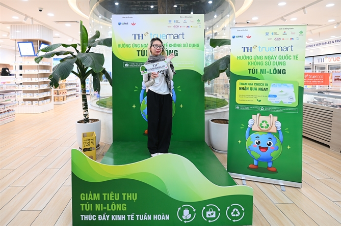 TH đồng hành thúc đẩy kinh tế tuần hoàn từ hệ thống bán lẻ Một bạn trẻ check-in xanh tại TH true mart 34 Hoàng Quốc Việt, chiều 1/7/2026