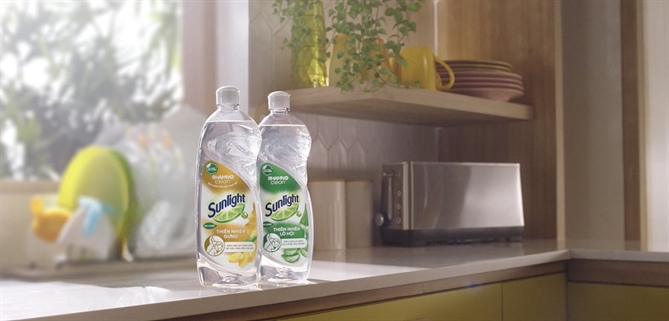 Từ bao bì sau sử dụng đến chuỗi giá trị mới: Cách Unilever Việt Nam tiếp cận kinh tế tuần hoàn 3. Nước rửa chén Sunlight Thiên Nhiên tích hợp các nguyên tắc kinh tế tuần hoàn vào bao bì thông qua việc sử dụng nhựa tái sinh PCR