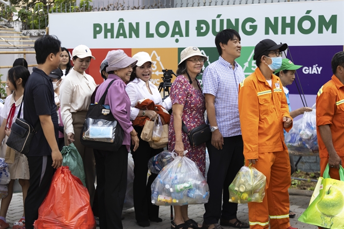 Từ bao bì sau sử dụng đến chuỗi giá trị mới: Cách Unilever Việt Nam tiếp cận kinh tế tuần hoàn 4. Người dân phường Tân Mỹ hào hứng sử dụng Trạm MRF