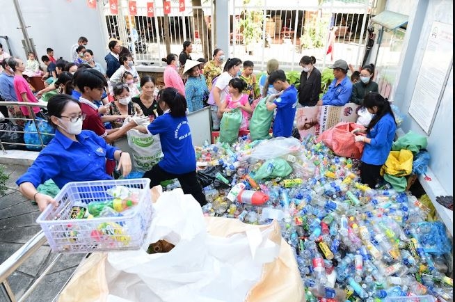 Từ bao bì sau sử dụng đến chuỗi giá trị mới: Cách Unilever Việt Nam tiếp cận kinh tế tuần hoàn lao động thu gom phế liệu tự do là một mắt xích vận hành của thị trường vật liệu tái sinh.