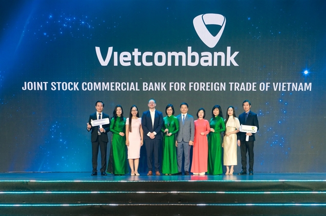 Bà Tô Thị Phương Dung - Trưởng Phòng Chính sách & Kế hoạch nhân sự đại diện Vietcombank nhận cúp 