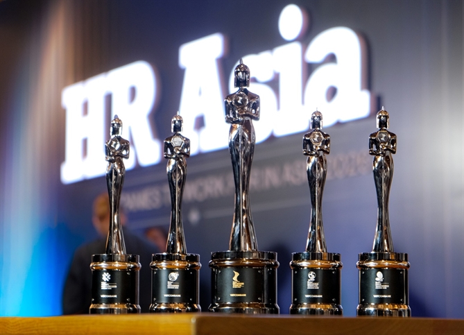 Những chiếc cúp danh giá - minh chứng cho cam kết bền vững của Vietcombank trong việc xây dựng môi trường làm việc lý tưởng và hạnh phúc cho cán bộ nhân viên 