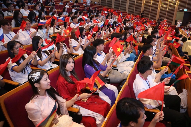 Dưới khán phòng, không khí nóng lên với sự cổ vũ nồng nhiệt của kiều bào và thanh niên, sinh viên trong nước