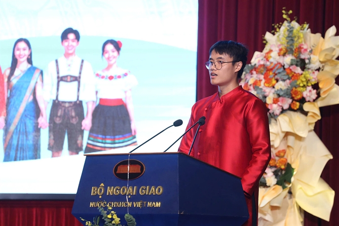 Bạn Mai Hải Khôi, kiều bào Ba Lan, phát biểu đại diện cho kiều bào tham dự Trại hè Việt Nam 2026