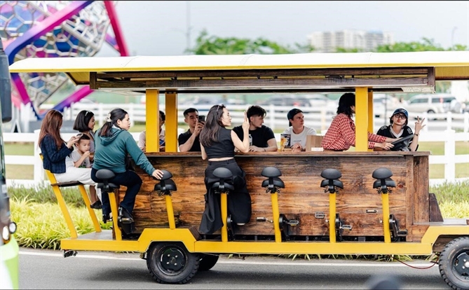 The Global City khuấy động mùa hè với hàng loạt trải nghiệm lần đầu có mặt tại TP.HCM Khách tham quan hào hứng trải nghiệm mô hình Beer Bike tại The Global City.