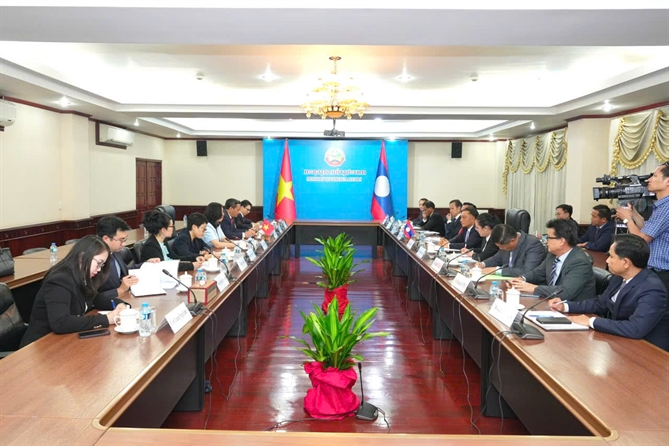 Thứ trưởng Ngoại giao Lào Phongsavanh Sisoulath và Thứ trưởng Lê Thị Thu Hằng đồng chủ trì buổi làm việc song phương về công tác kiều dân