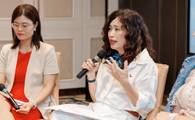 Hoàng Thị Tố Nga Giám đốc, Ngành Nguyên Liệu Hoá Chất, DKSH Việt Nam chia sẻ cách DKSH hỗ trợ các nhà cung cấp nguyên liệu và nhà sản xuất trong nước thích ứng với những thay đổi về quy định hóa chất. 
