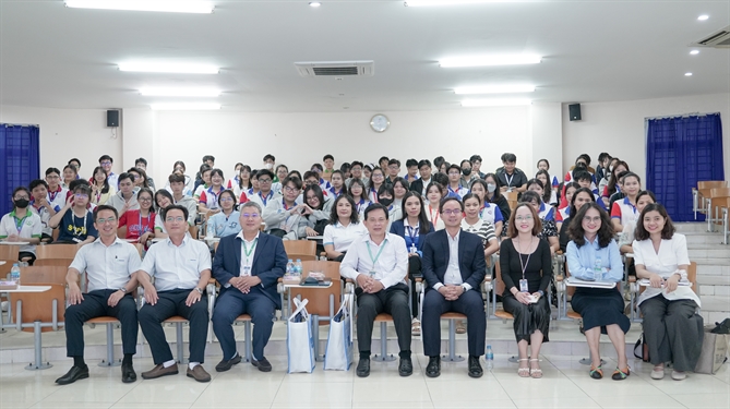 Tăng trưởng quý II hồi phục, Imexpharm bám sát các mục tiêu kinh doanh cả năm Đại diện Imexpharm, Cán bộ Khoa Dược và các bạn sinh viên chụp ảnh lưu niệm tại hội thảo định hướng nghề nghiệp ngành dược Đại học Y Dược Cần Thơ. Ảnh_ Imexpharm.jpg