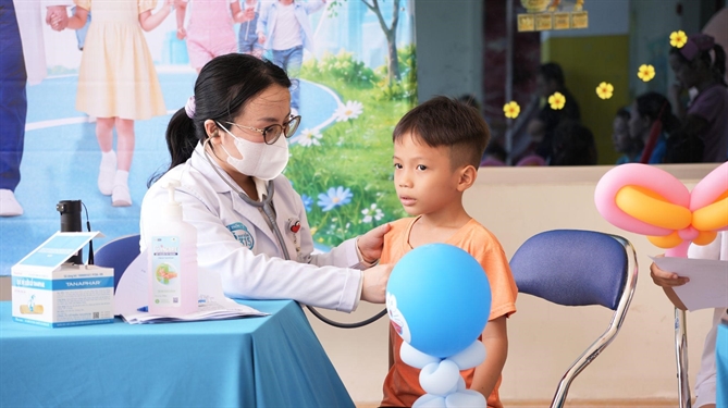 Hệ thống Y tế 315 đồng hành chăm sóc sức khỏe trẻ em tại Phoenix Orphanage Bác sĩ Hệ thống Y tế 315 thăm khám sức khỏe tổng quát và đánh giá thể trạng cho trẻ em tại Phoenix Orphanage.