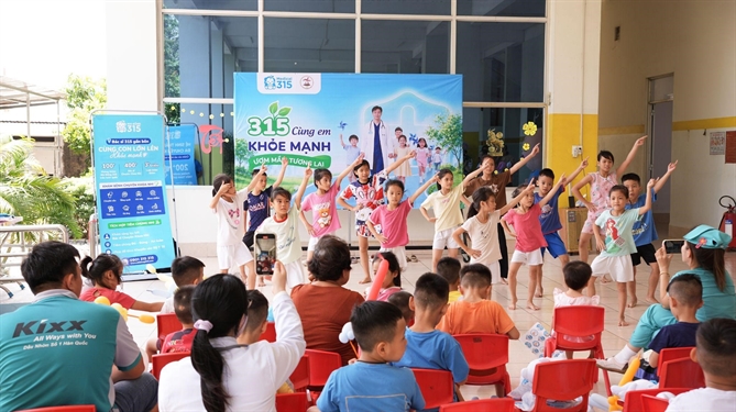 Hệ thống Y tế 315 đồng hành chăm sóc sức khỏe trẻ em tại Phoenix Orphanage Không khí chương trình thêm sôi động với các hoạt động giao lưu, trò chơi và tặng quà dành cho các em nhỏ tại Phoenix Orphanage.