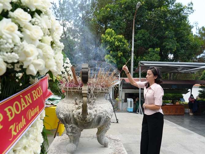 Hoạt động dương hương, dâng hoa trong các chuyến về nguồn