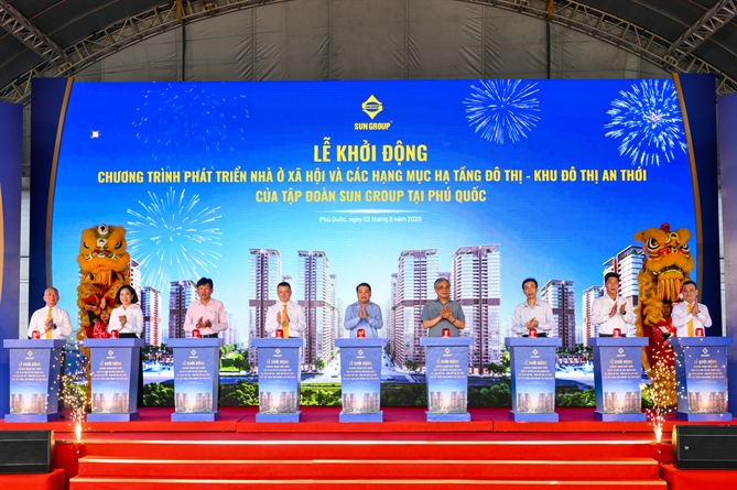 Các đại biểu thực hiện nghi thức khởi động dự án. Ảnh: Ánh Dương