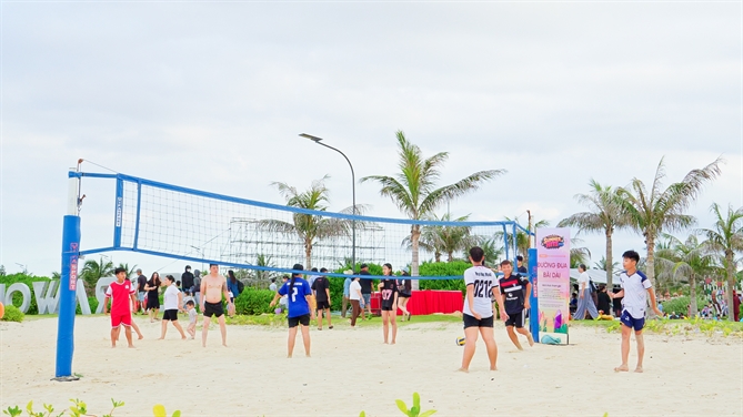 Khu vận động bên Bãi Dài với các trò chơi thể thao trên cát thu hút nhiều người trẻ