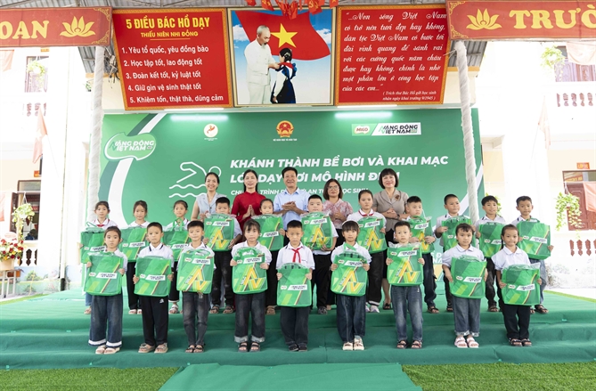 Tại buổi lễ, Nestlé Việt Nam đã trao tặng 40 phần quà gồm đồ dùng học tập và trang phục học bơi cho các em học sinh có hoàn cảnh khó khăn