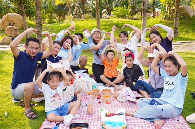 Khách hàng cùng gia đình hào hứng tận tưởng không khí Lễ hội náo nhiệt tại sự kiện Summer Hits 2026