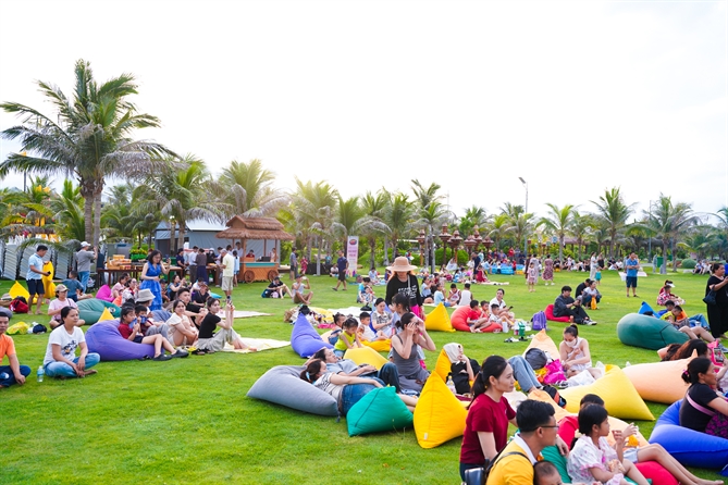 Dòng khách đổ về CaraBeach để tham dự Summer Hits ngày một đông