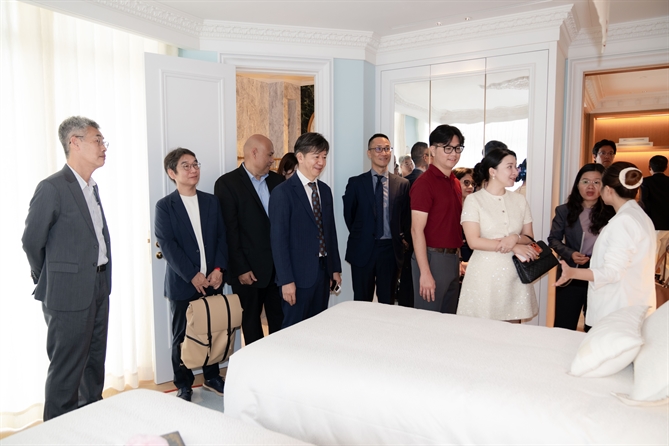 Đông đảo khách mời tham quan không gian Showroom và văn phòng kinh doanh Takashimaya Interior tại dự án Celesta Avenue (TP.HCM).