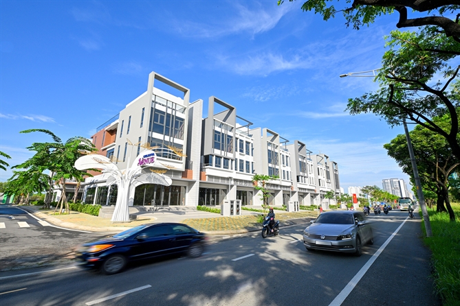 Dự án Celesta Avenue nằm tại mặt tiền đường Nguyễn Hữu Thọ với mật độ giao thông tấp nập.