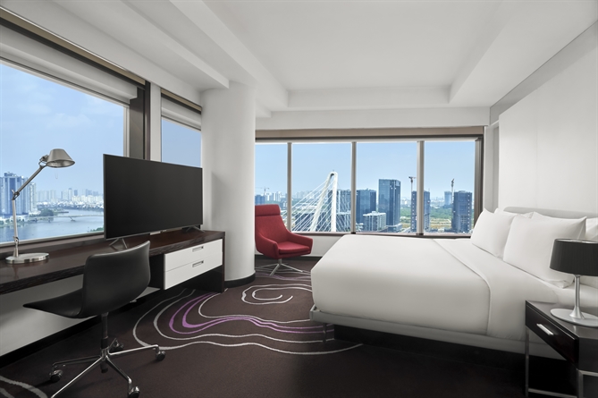 Không gian phòng nghỉ mang trọn tầm nhìn toàn cảnh thành phố tại khách sạn Le MERIDIEN Saigon
