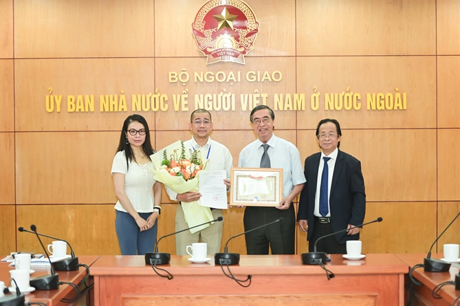 Chủ tịch Hội Liên lạc với người Việt Nam ở nước ngoài, Đại sứ Nguyễn Phú Bình trao Giấy khen cho ông Phạm Đình Thương, Chủ tịch Hội người Việt Nam tại Saitama, Nhật Bản.