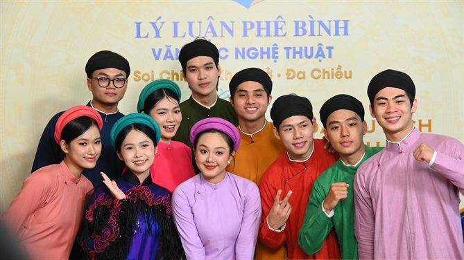 Mật mã trăm năm của Sắc Tím Kinh Kỳ Những bộ cổ phục bỗng nhiên tỏa ra sức hấp dẫn mãnh liệt đối với thế hệ trẻ.