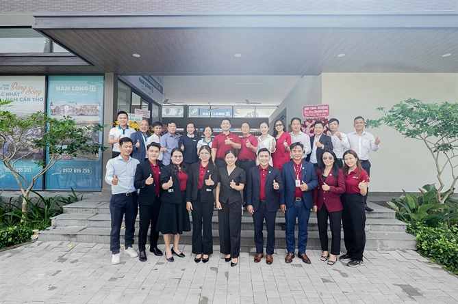 Ban lãnh đạo và đội ngũ Sàn Giao dịch Bất động sản Nam Long tại lễ khai trương.