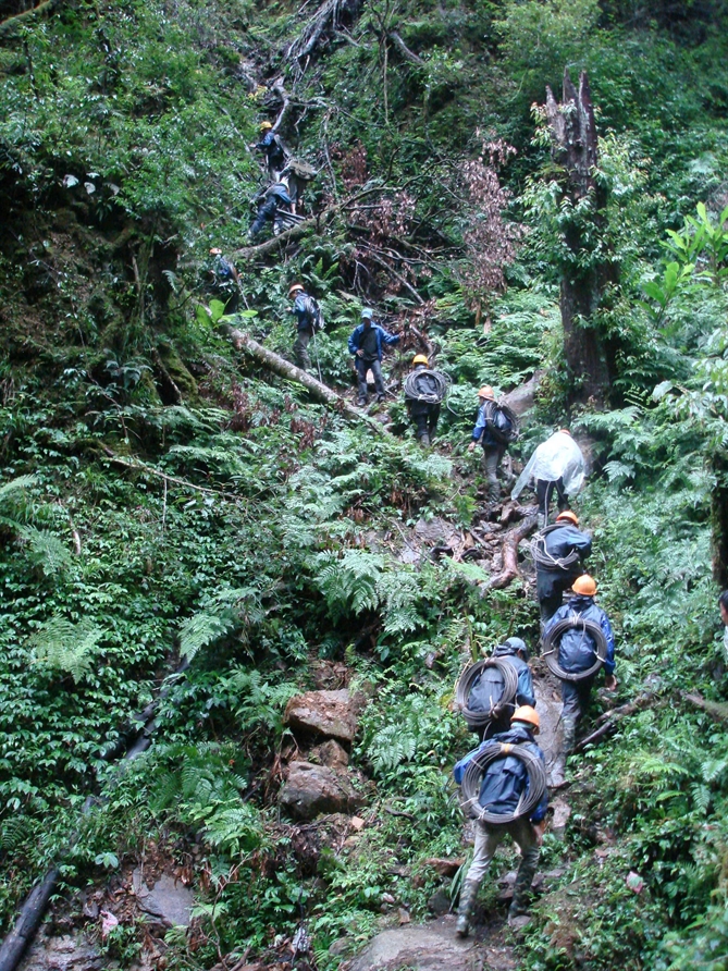 Mang điện lên nóc nhà Đông Dương