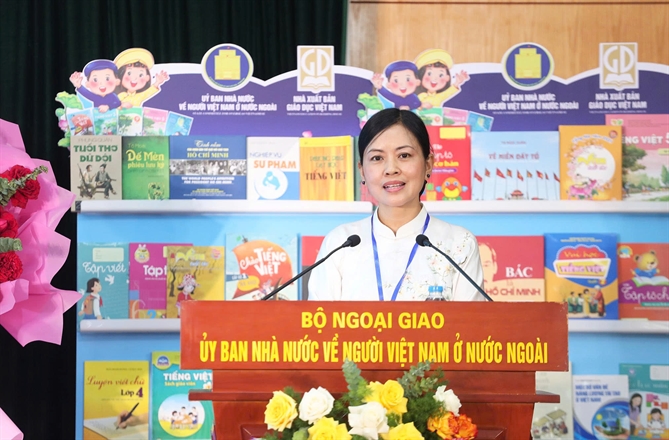 Đại diện học viên, chị Nguyễn Thị Liên, kiều bào tại Malaysia, chia sẻ sau 10 năm dạy tiếng Việt cho trẻ em trong cộng đồng người Việt Nam tại Malaysia, đây là lần đầu tiên chị được tham dự một khóa tập huấn chuyên sâu tại Việt Nam