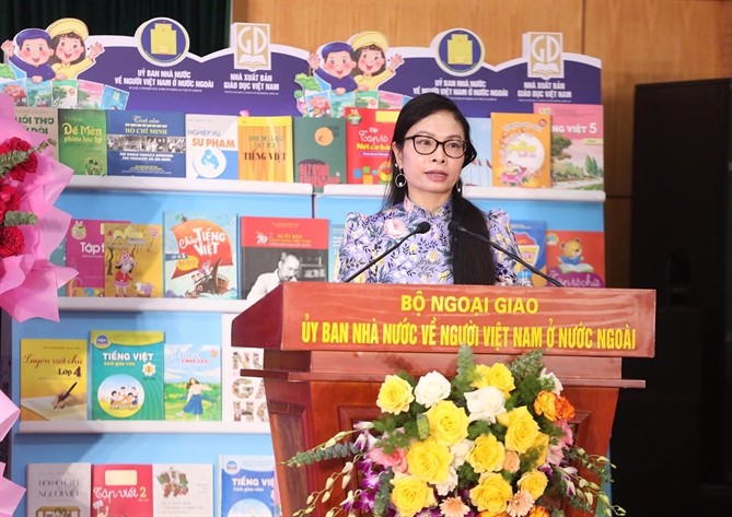 Bà Nguyễn Quỳnh Mai, Phó Chủ nhiệm Ủy ban Nhà nước về người Việt Nam ở nước báo cáo tình hình thực hiện Đề Án Ngày Tôn vinh tiếng Việt giai đoạn 2023 đến 2030