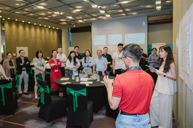 Các học viên sôi nổi thực hành tại lớp