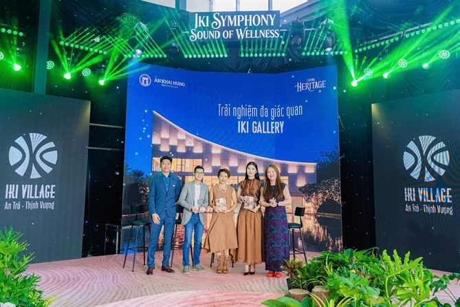 Đồng sáng lập Living Heritage Foundation, ông Huỳnh Trọng Nghĩa (An Khải Hưng) và bà Lưu Bảo Hương (GG Corporation) trao quà kỷ niệm cho các nghệ sĩ.