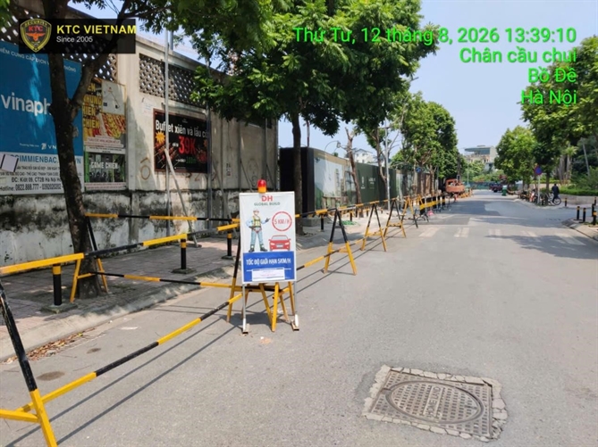 Theo dõi, xử lý hiện trạng tại khu vực tiếp giáp chung cư Hanoi Homeland Biển cảnh báo an toàn và rào chắn được lắp đặt tại khu vực giáp ranh dự án nhằm cảnh báo phương tiện và bảo vệ an toàn cho người dân. (Ảnh chụp ngày 12/8 do nhà thầu cung cấp)