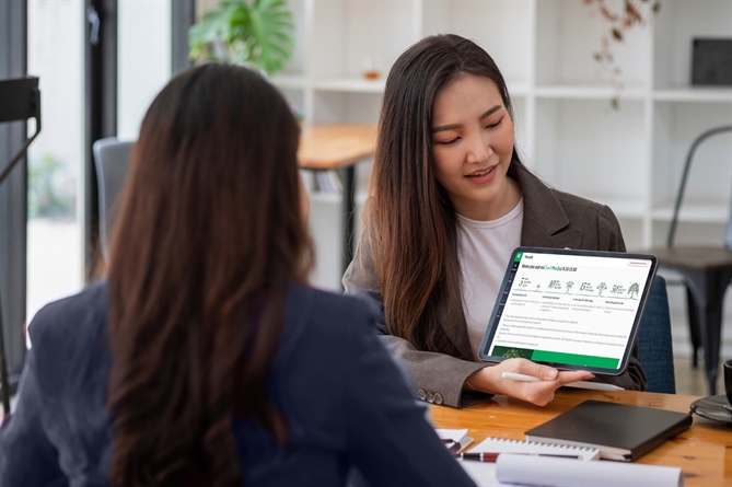 Sản phẩm bảo hiểm liên kết đơn vị Xanh Phú Quý được nhiều người thuộc thế hệ “sandwich” quan tâm để bảo vệ và tích lũy tài chính cho giai đoạn hưu trí. Ảnh Hà Hằng.