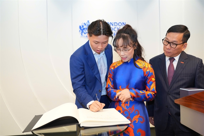 Tiến sĩ Nguyễn Thị Phương Thảo viết sổ lưu niệm sau khi tham dự nghi thức khai phiên giao dịch của LSE