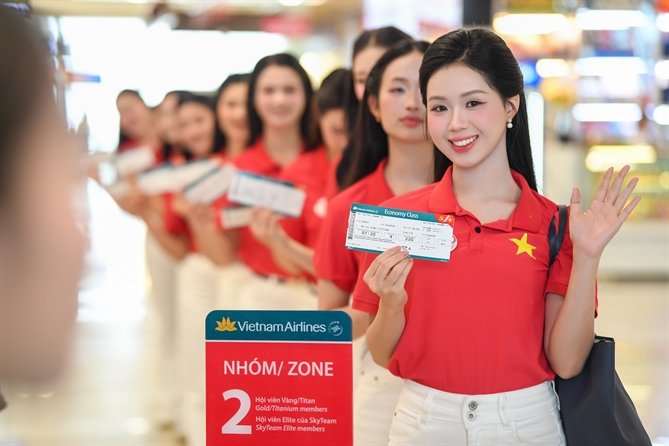 Các thí sinh Hoa hậu Việt Nam 2026 làm thủ tục tại sân bay Nội Bài trước chuyến bay VN245 từ Hà Nội đến TP.HCM. 