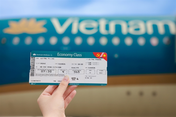 Ngay từ khi làm thủ tục, hành khách nhận thẻ lên tàu được thiết kế riêng với hình ảnh cờ Tổ quốc.